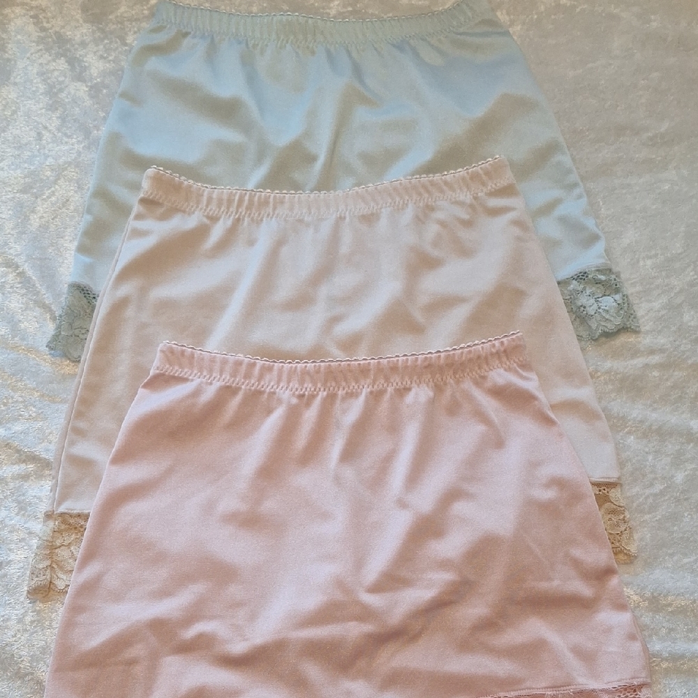 Rhonda Shear Set of 3 Lace-Trimmed Pin-up Panties in Pastel Shades NWOT